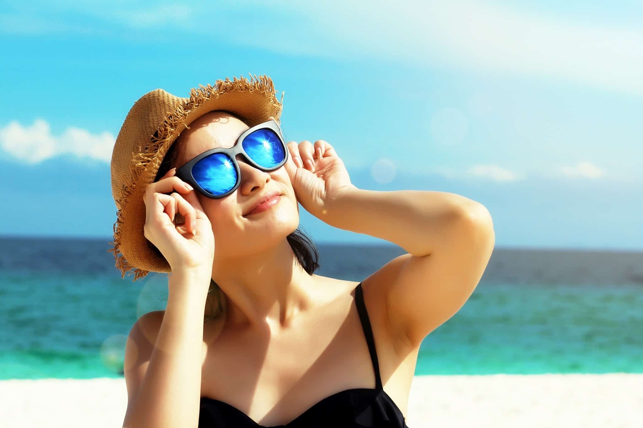 woman wearing sunglasses to protect her eyes from UV light